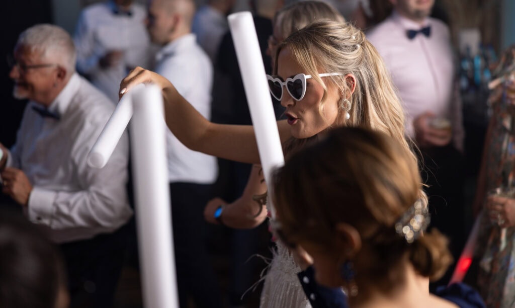 Wedding at Moschti Stäfa, Zürich. Party with bride, groom, family and friends celebrating