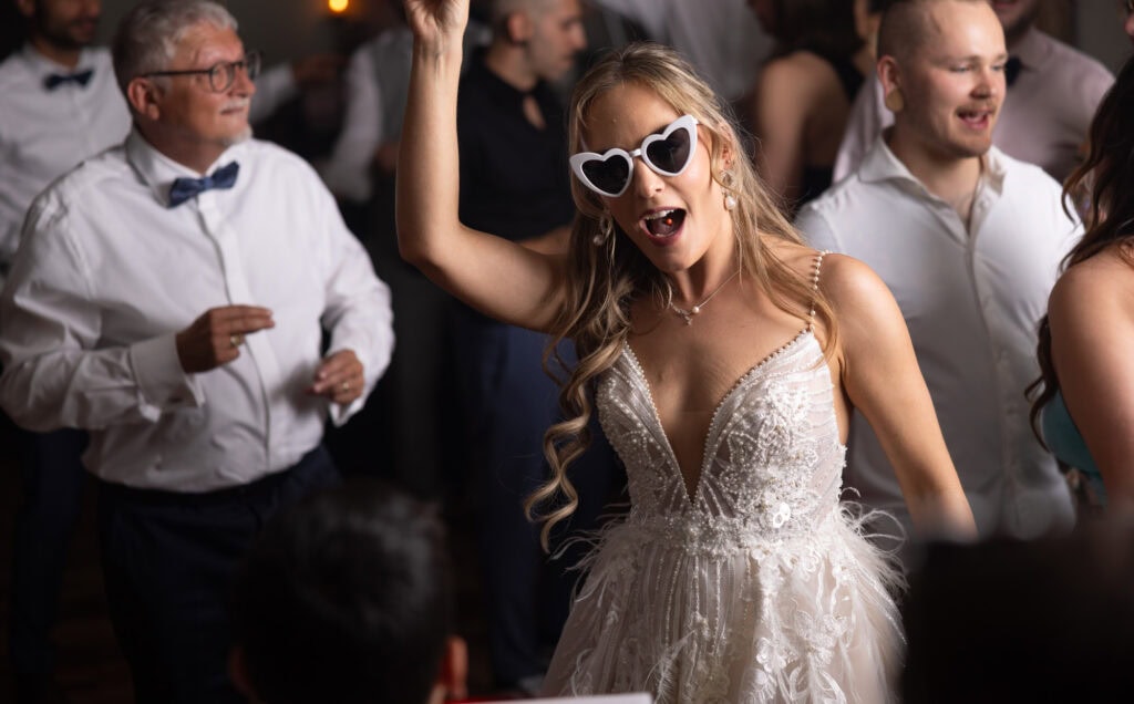 Wedding at Moschti Stäfa, Zürich. Party with bride, groom, family and friends celebrating