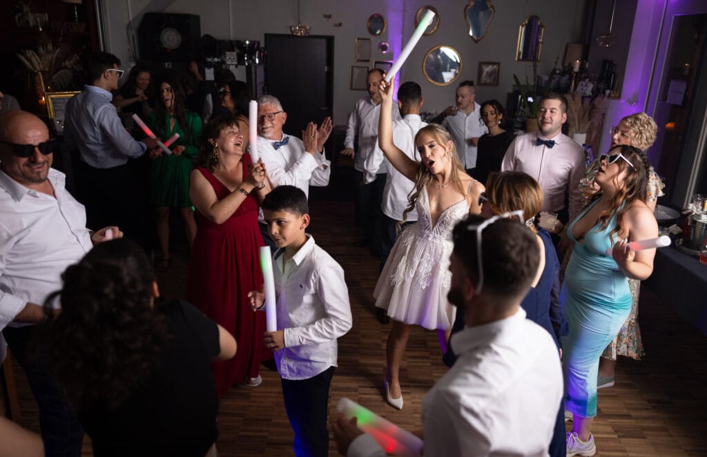 Wedding at Moschti Stäfa, Zürich. Party with bride, groom, family and friends celebrating