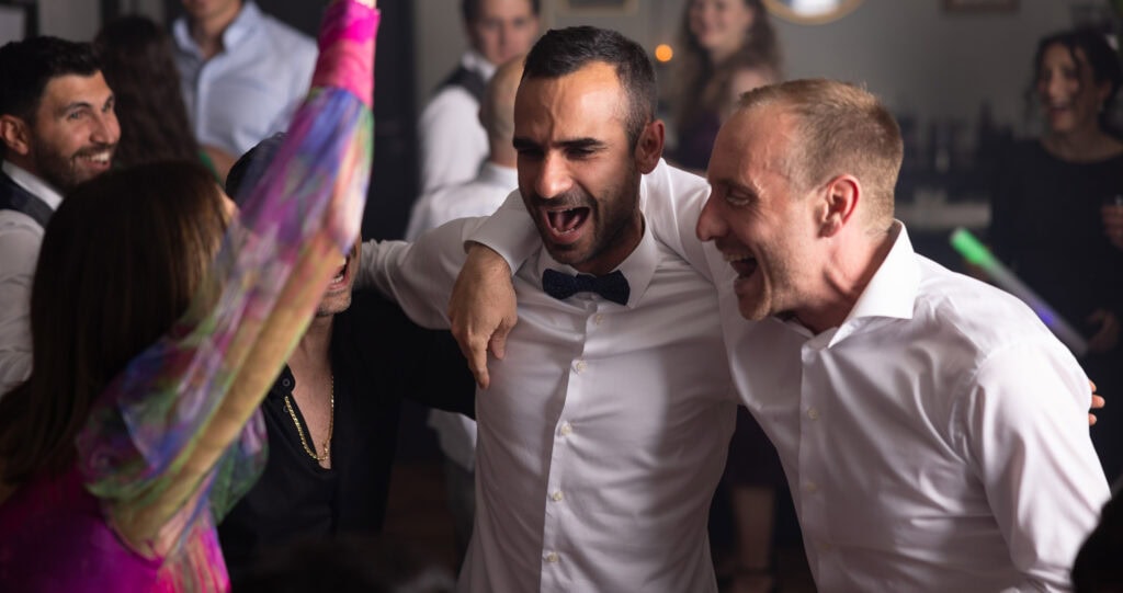 Wedding at Moschti Stäfa, Zürich. Party with bride, groom, family and friends celebrating