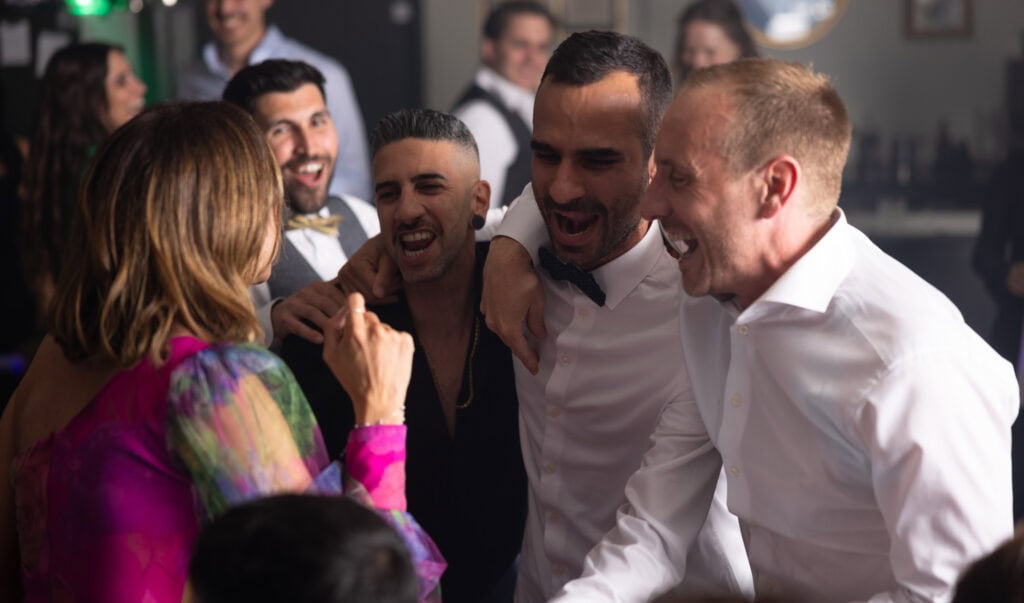 Wedding at Moschti Stäfa, Zürich. Party with bride, groom, family and friends celebrating