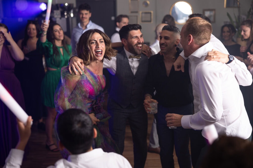 Wedding at Moschti Stäfa, Zürich. Party with bride, groom, family and friends celebrating