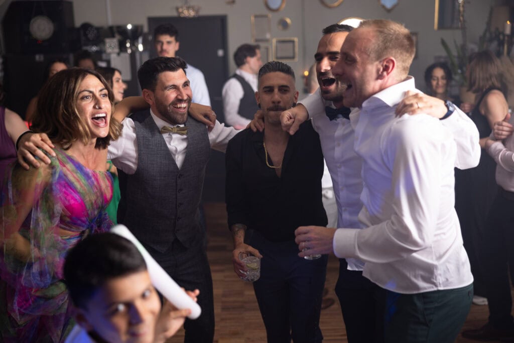 Wedding at Moschti Stäfa, Zürich. Party with bride, groom, family and friends celebrating