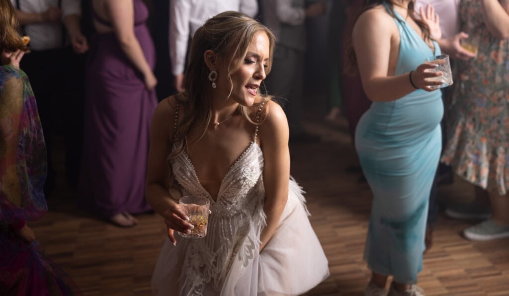 Wedding at Moschti Stäfa, Zürich. Party with bride, groom, family and friends celebrating