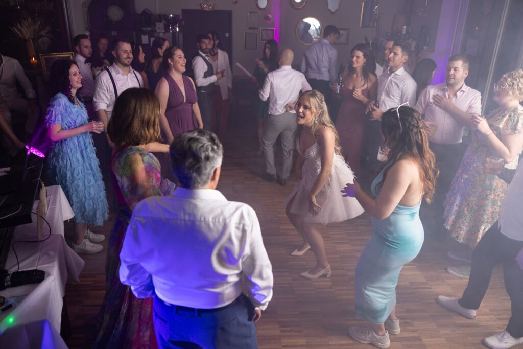 Wedding at Moschti Stäfa, Zürich. Party with bride, groom, family and friends celebrating