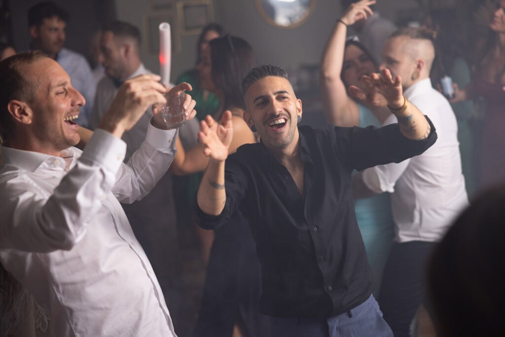 Wedding at Moschti Stäfa, Zürich. Party with bride, groom, family and friends celebrating