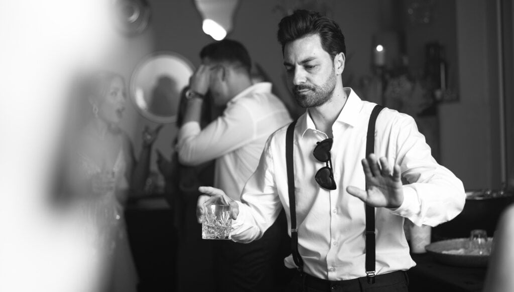 Wedding at Moschti Stäfa, Zürich. Party with bride, groom, family and friends celebrating