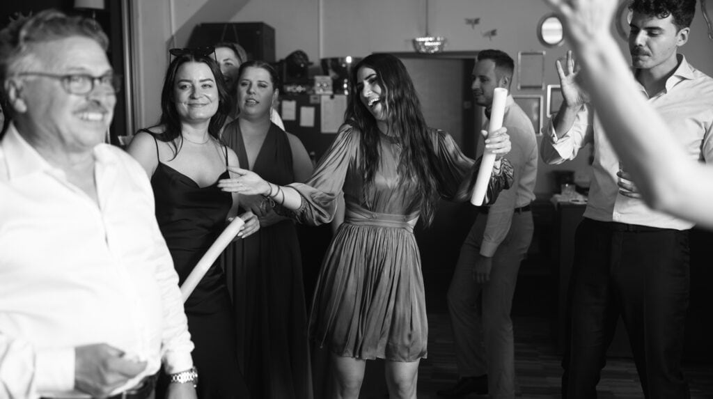 Wedding at Moschti Stäfa, Zürich. Party with bride, groom, family and friends celebrating