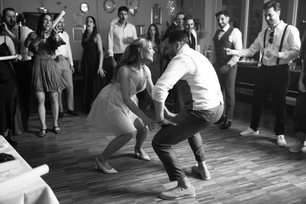 Wedding at Moschti Stäfa, Zürich. Party with bride, groom, family and friends celebrating