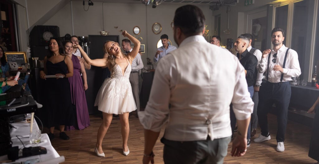 Wedding at Moschti Stäfa, Zürich. Party with bride, groom, family and friends celebrating