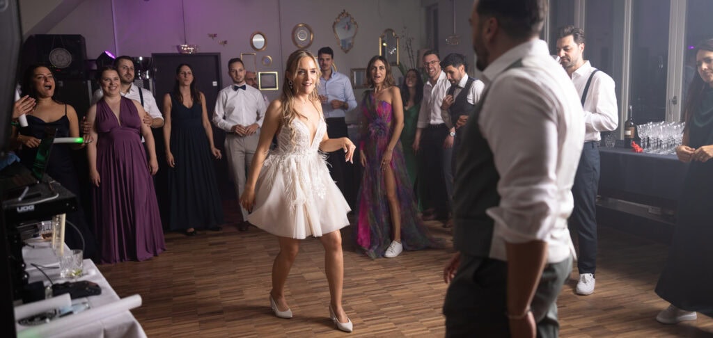 Wedding at Moschti Stäfa, Zürich. Party with bride, groom, family and friends celebrating