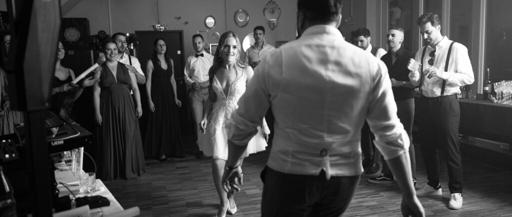 Wedding at Moschti Stäfa, Zürich. Party with bride, groom, family and friends celebrating