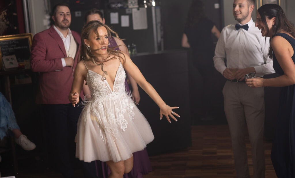 Wedding at Moschti Stäfa, Zürich. Party with bride, groom, family and friends celebrating