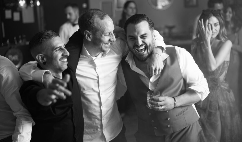 Wedding at Moschti Stäfa, Zürich. Party with bride, groom, family and friends celebrating