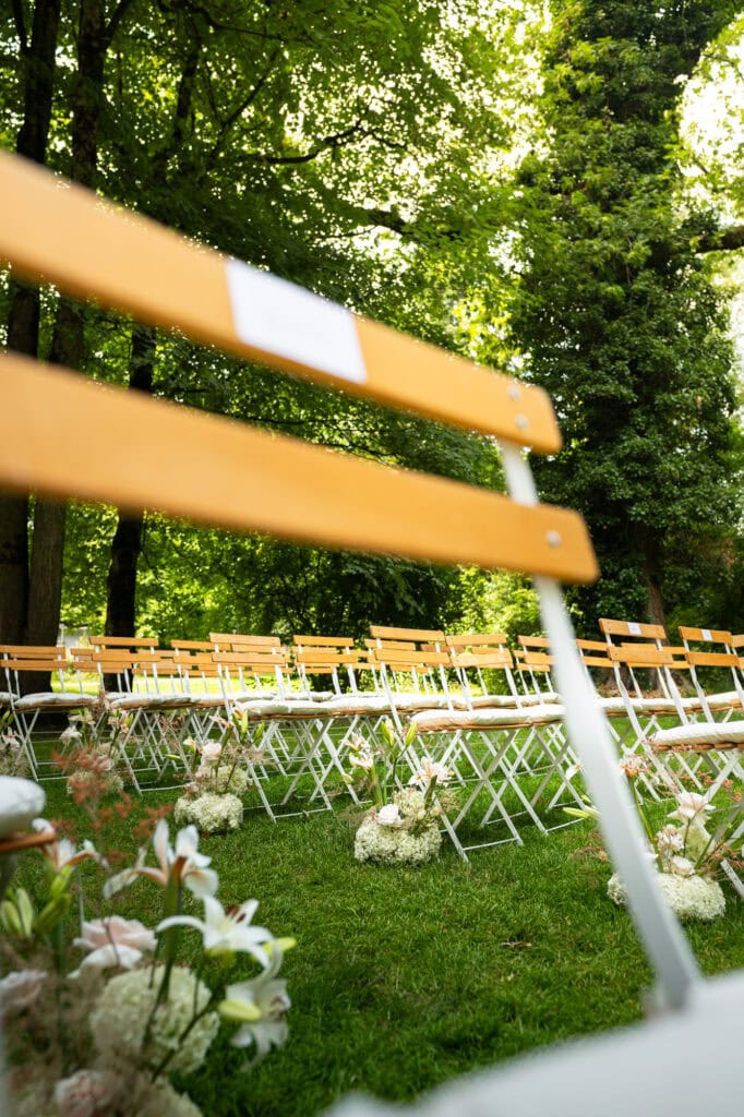 Wedding ceremony in the garden. Schloss Hünigen. Emotional and colorful wedding ceremony