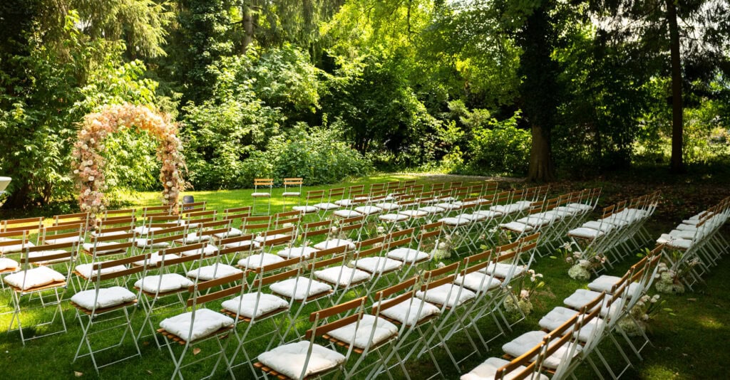 Wedding ceremony in the garden. Schloss Hünigen. Emotional and colorful wedding ceremony