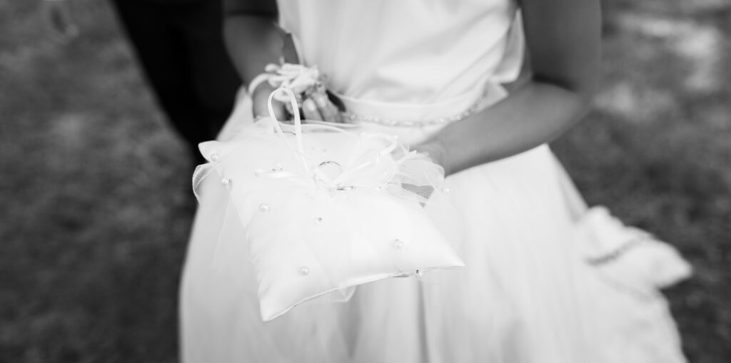 Wedding ceremony in the garden. Schloss Hünigen. Emotional and colorful wedding ceremony. Entry bride and her mum. Wedding rings