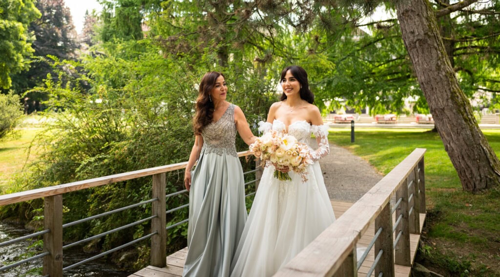 Wedding ceremony in the garden. Schloss Hünigen. Emotional and colorful wedding ceremony. Entry bride and her mum
