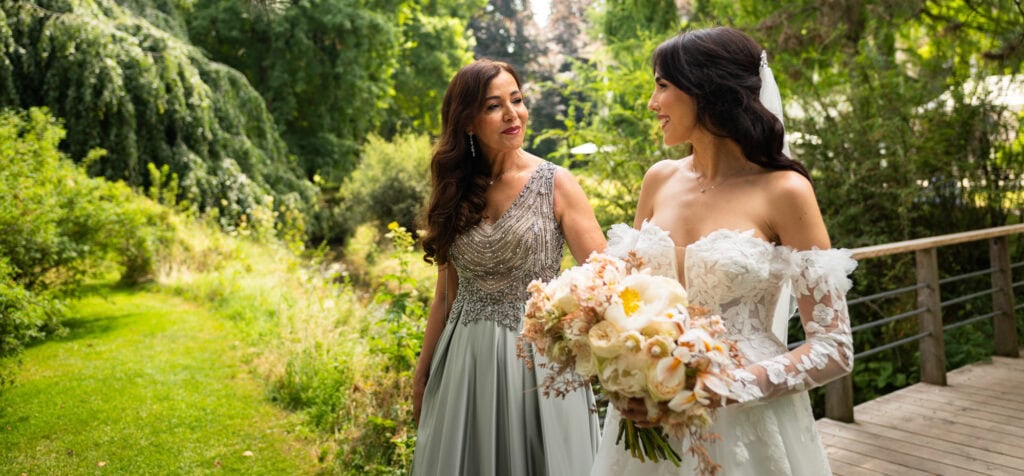 Wedding ceremony in the garden. Schloss Hünigen. Emotional and colorful wedding ceremony. Entry bride and her mum