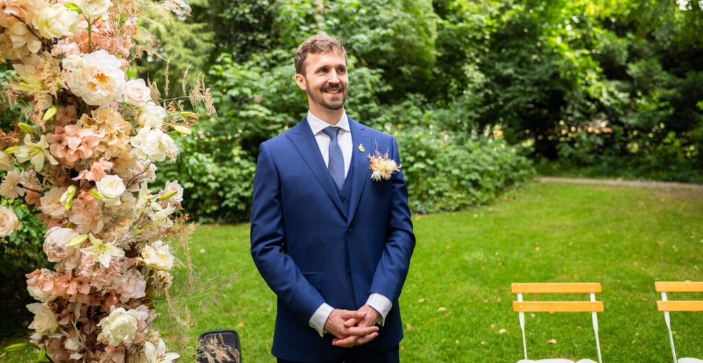 Wedding ceremony in the garden. Schloss Hünigen. Emotional and colorful wedding ceremony. Entry bride and her mum. Groom waiting