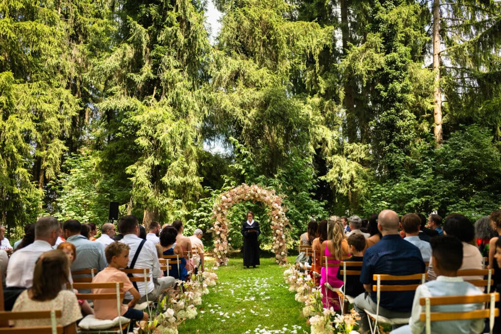 Wedding ceremony in the garden. Schloss Hünigen. Emotional and colorful wedding ceremony.