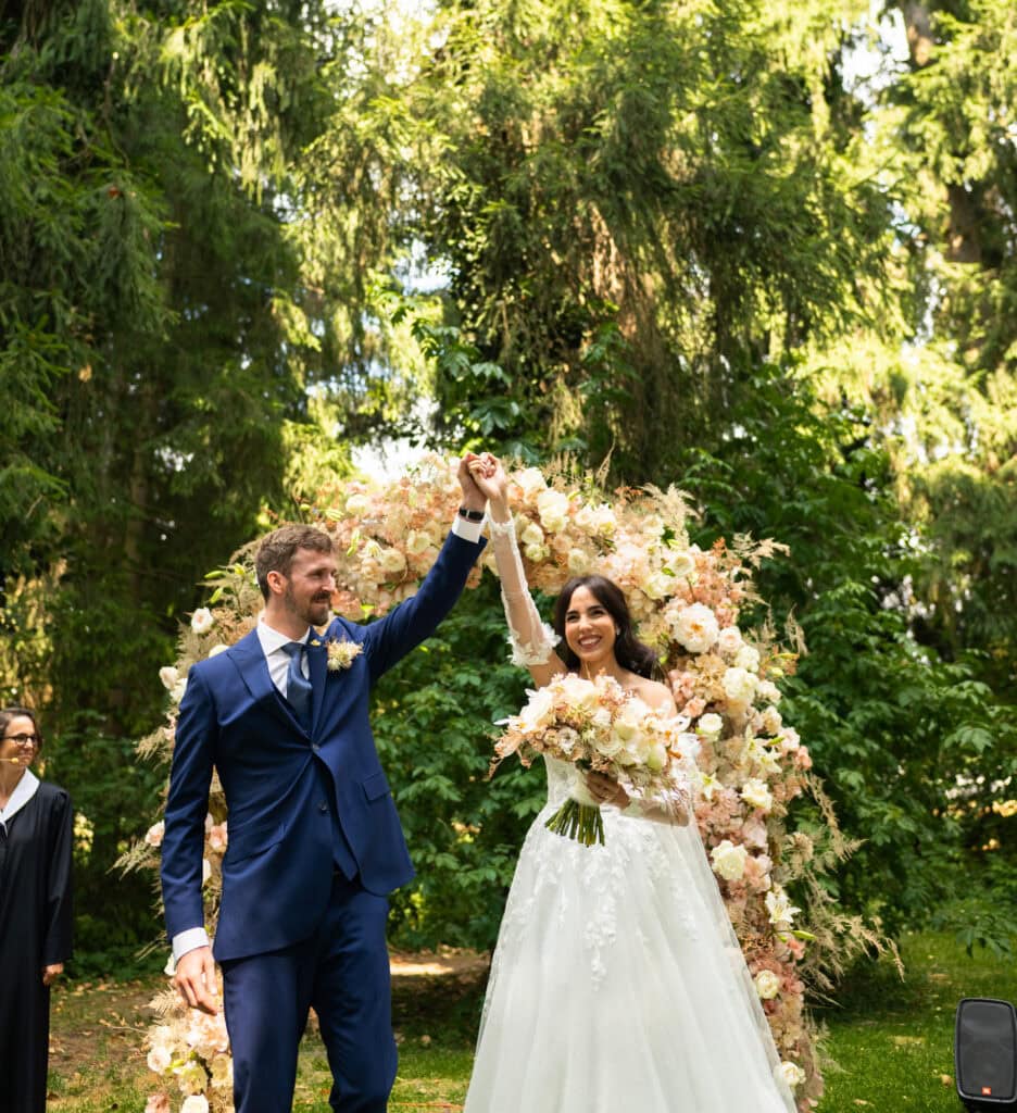 Wedding ceremony in the garden. Schloss Hünigen. Emotional and colorful wedding ceremony.