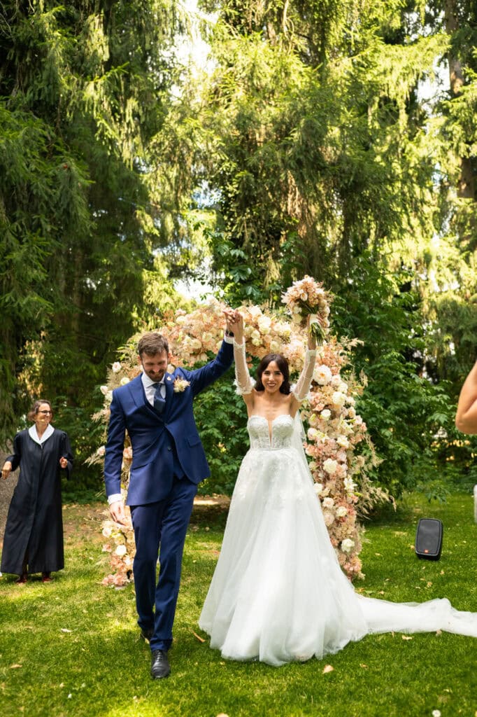 Wedding ceremony in the garden. Schloss Hünigen. Emotional and colorful wedding ceremony.