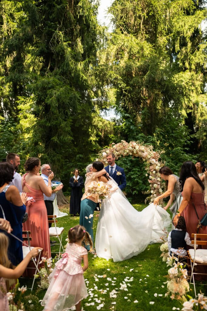 Wedding ceremony in the garden. Schloss Hünigen. Emotional and colorful wedding ceremony.