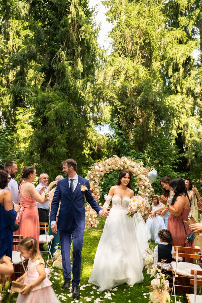 Wedding ceremony in the garden. Schloss Hünigen. Emotional and colorful wedding ceremony.