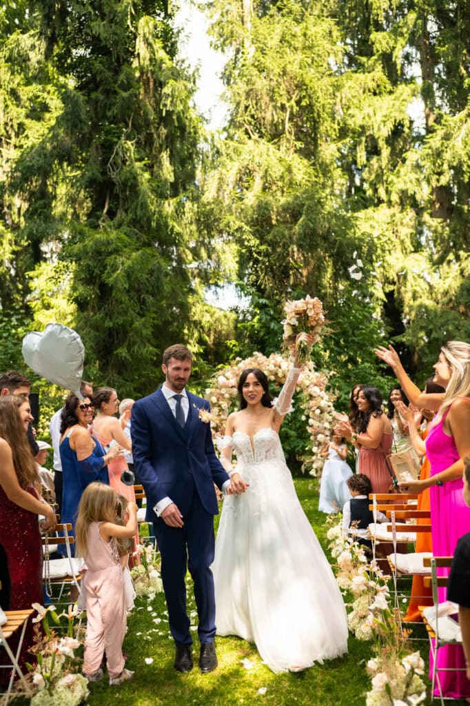 Wedding ceremony in the garden. Schloss Hünigen. Emotional and colorful wedding ceremony.