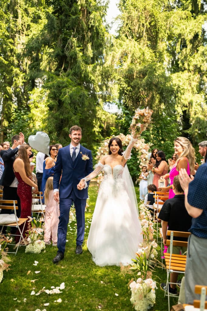 Wedding ceremony in the garden. Schloss Hünigen. Emotional and colorful wedding ceremony.
