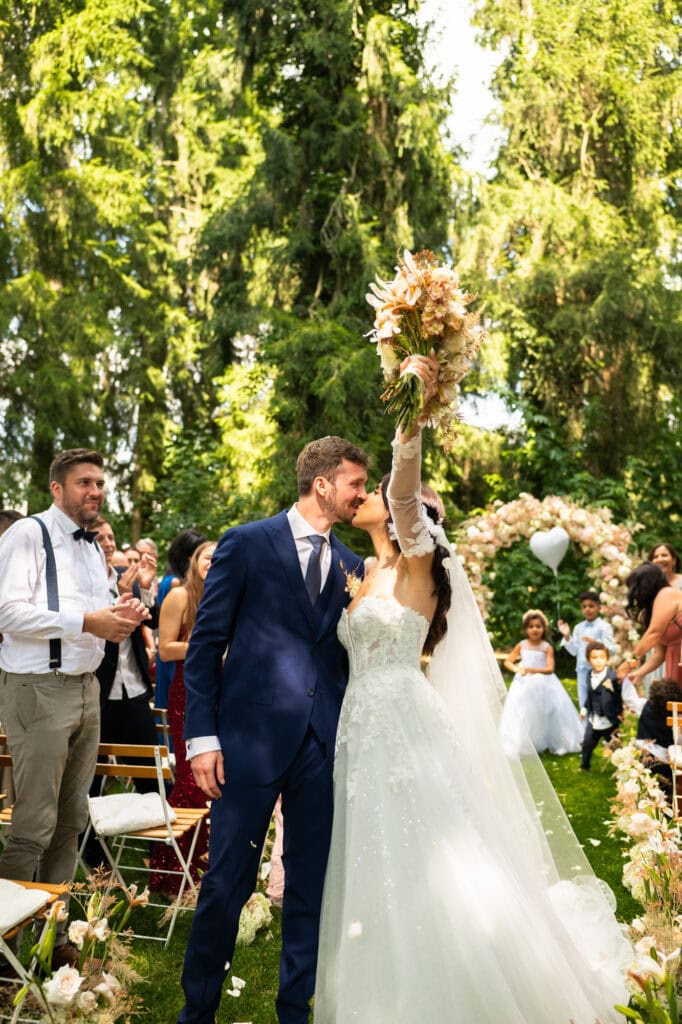 Wedding ceremony in the garden. Schloss Hünigen. Emotional and colorful wedding ceremony.