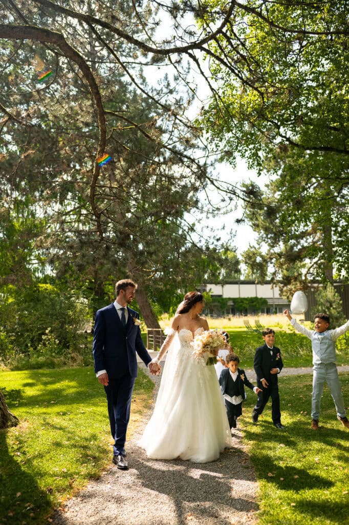 Wedding ceremony in the garden. Schloss Hünigen. Emotional and colorful wedding ceremony.