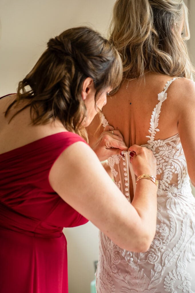 Wedding at Moschti Stäfa, Zürich. Getting ready bride