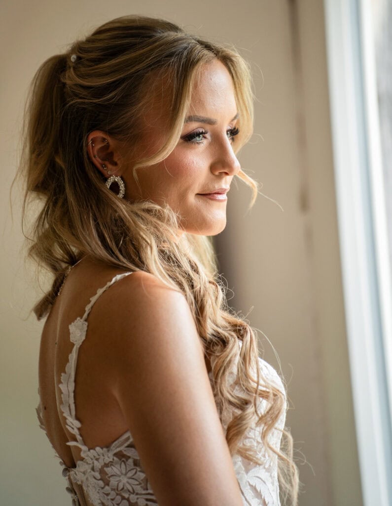 Wedding at Moschti Stäfa, Zürich. Getting ready bride