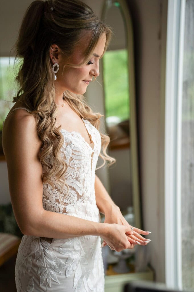 Wedding at Moschti Stäfa, Zürich. Getting ready bride