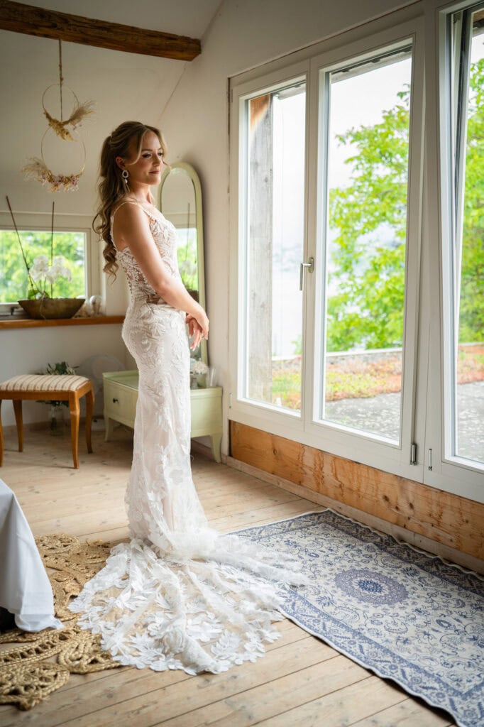 Wedding at Moschti Stäfa, Zürich. Getting ready bride