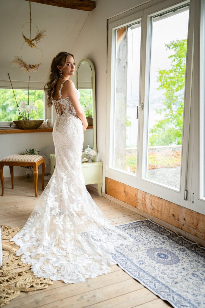 Wedding at Moschti Stäfa, Zürich. Getting ready bride