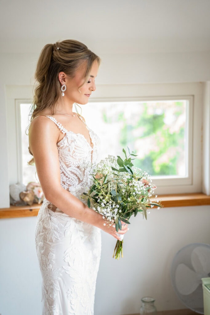 Wedding at Moschti Stäfa, Zürich. Getting ready bride