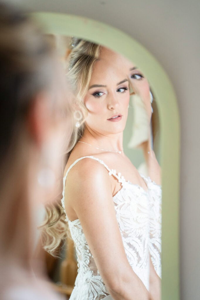 Wedding at Moschti Stäfa, Zürich. Getting ready bride