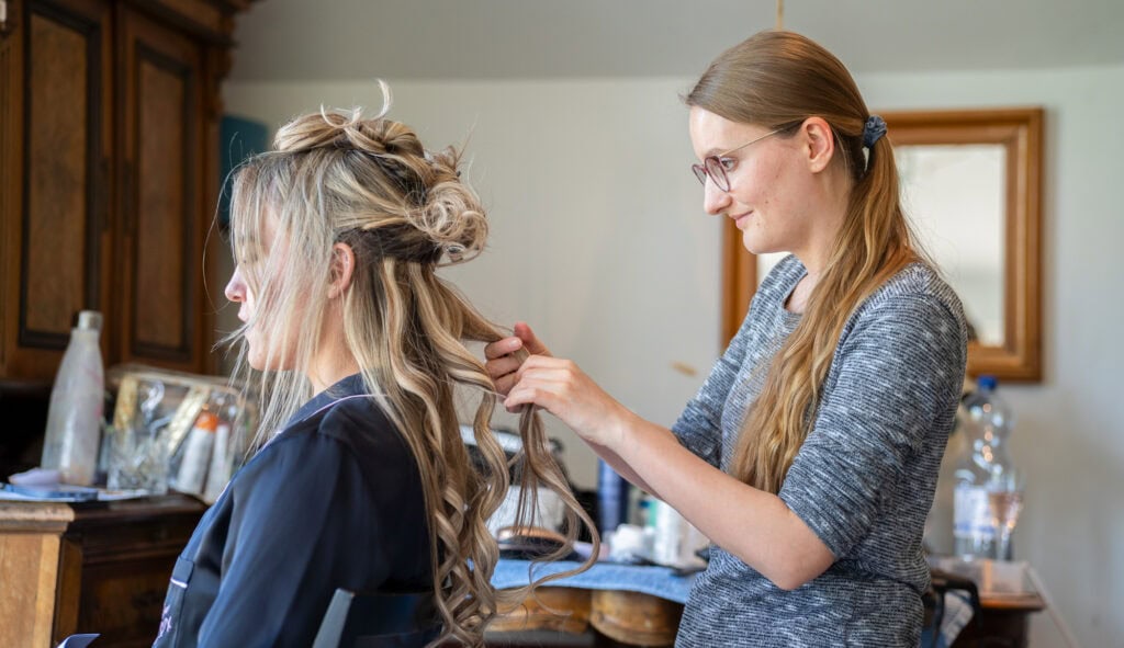 Wedding at Moschti Stäfa, Zürich. Getting ready bride