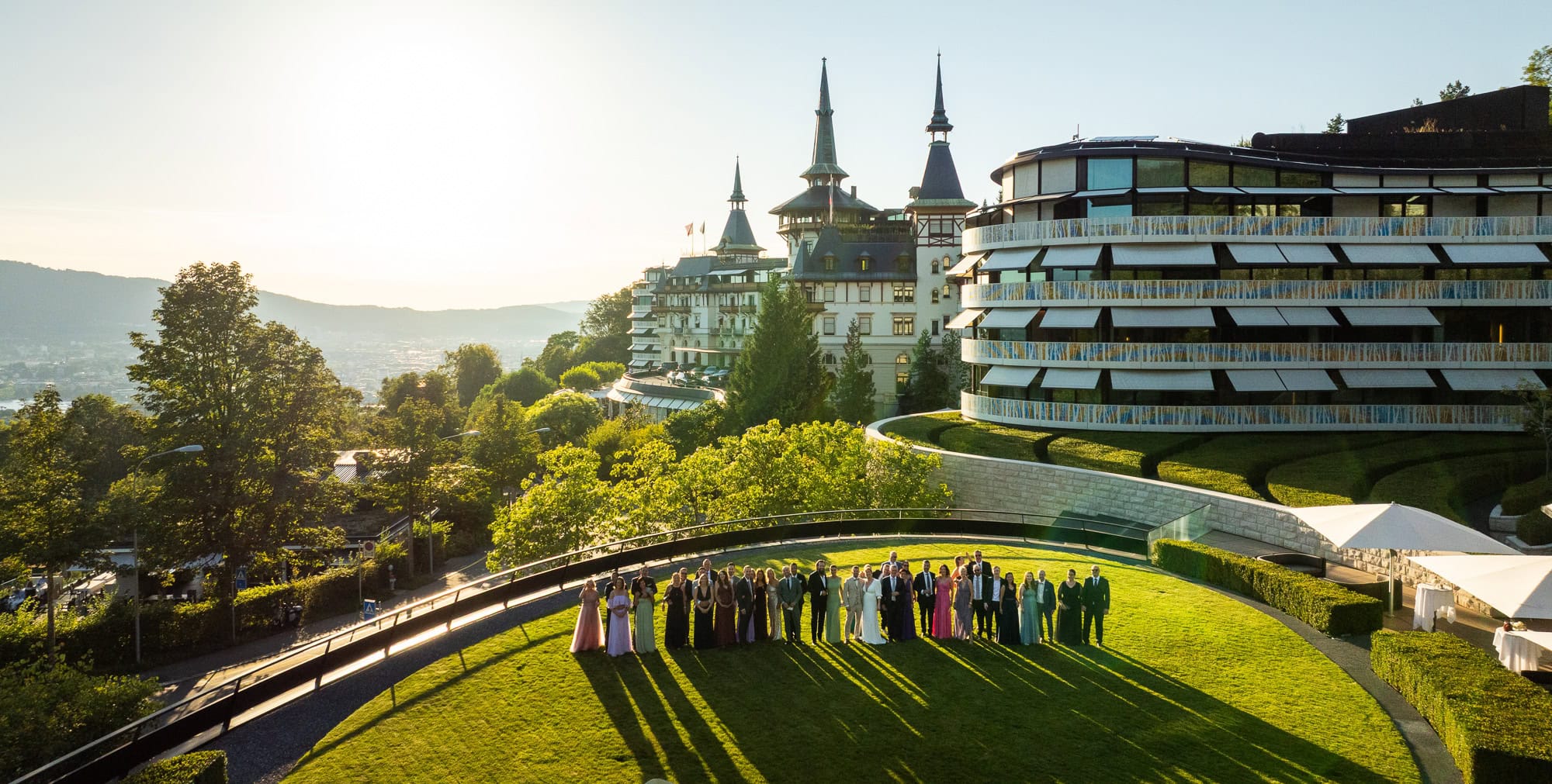 Matrimonio al Grand Hotel Dolder, Zurigo. Servizio fotografico al tramonto. Foto di gruppo, ripresa con drone.
