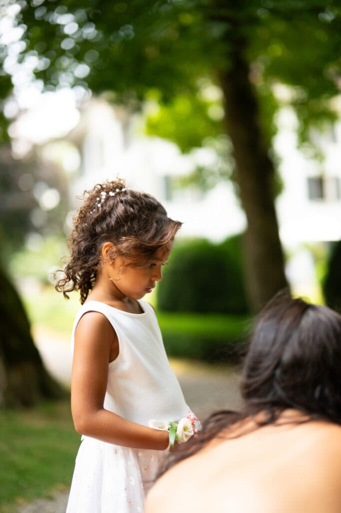 Wedding ceremony in the garden. Schloss Hünigen. Emotional and colorful wedding ceremony. Kid