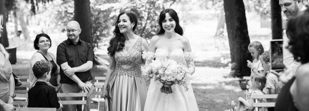 Wedding ceremony in the garden. Schloss Hünigen. Emotional and colorful wedding ceremony. Entry bride and her mum