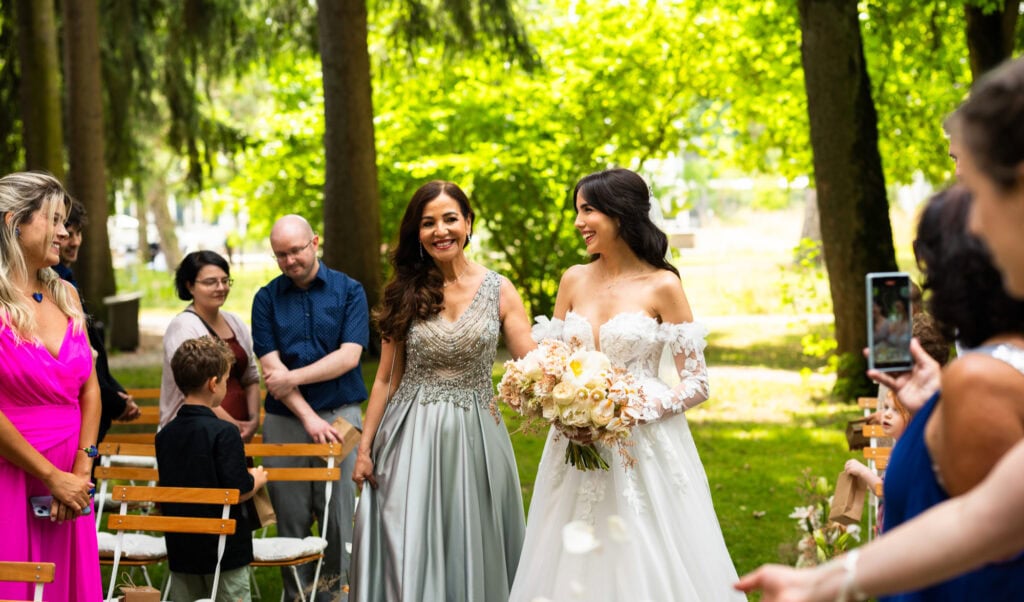 Wedding ceremony in the garden. Schloss Hünigen. Emotional and colorful wedding ceremony.
