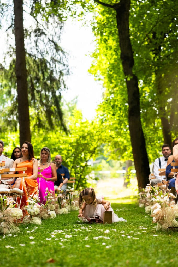 Wedding ceremony in the garden. Schloss Hünigen. Emotional and colorful wedding ceremony. Wedding guests