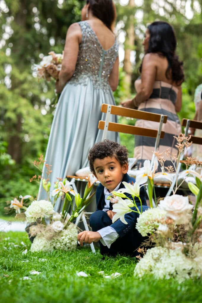 Wedding ceremony in the garden. Schloss Hünigen. Emotional and colorful wedding ceremony. Kid