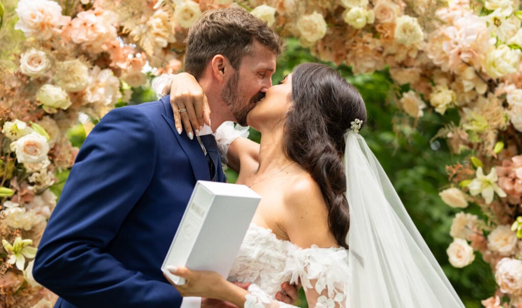 Wedding ceremony in the garden. Schloss Hünigen. Emotional and colorful wedding ceremony. Kiss