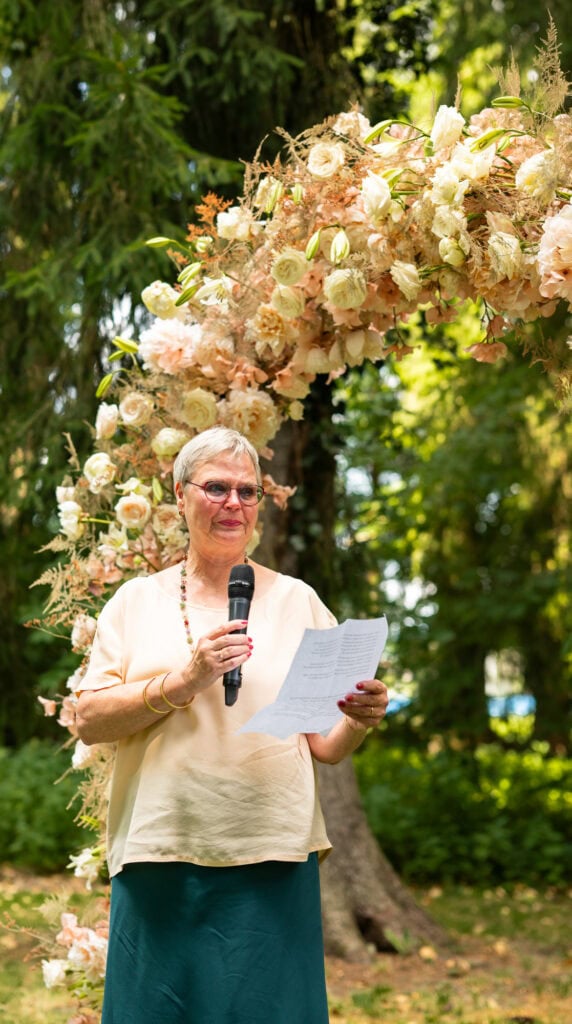 Wedding ceremony in the garden. Schloss Hünigen. Emotional and colorful wedding ceremony. Mother speech
