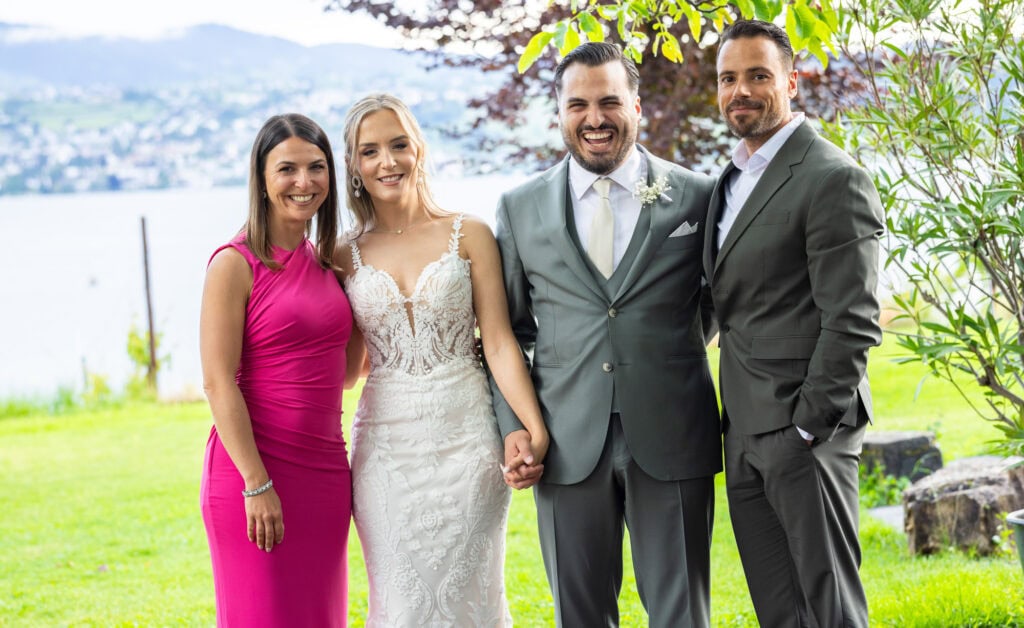 Wedding at Moschti Stäfa, Zürich. Group photo with family and friends